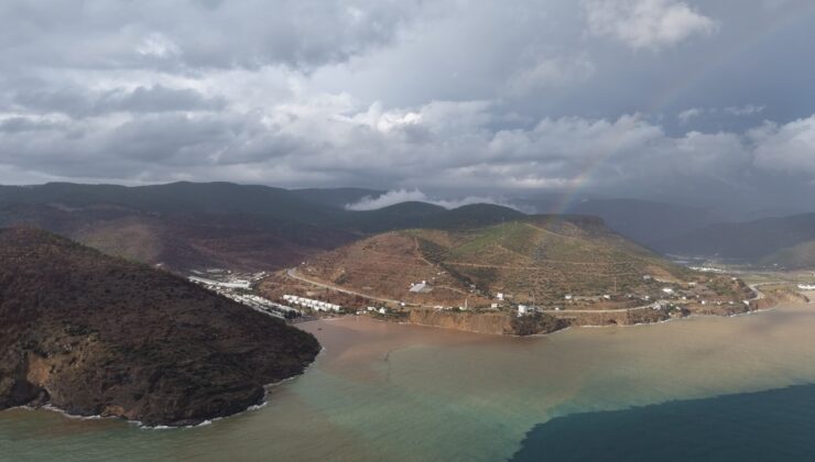 Mersin Aydıncık’ta sağanak sırasında çamurlu su denize ulaştı, kıyı kahverengi oldu