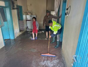 Mersin Erdemli’de etkili sağanakta ev ve iş yerlerini su bastı, araçlar arızalandı