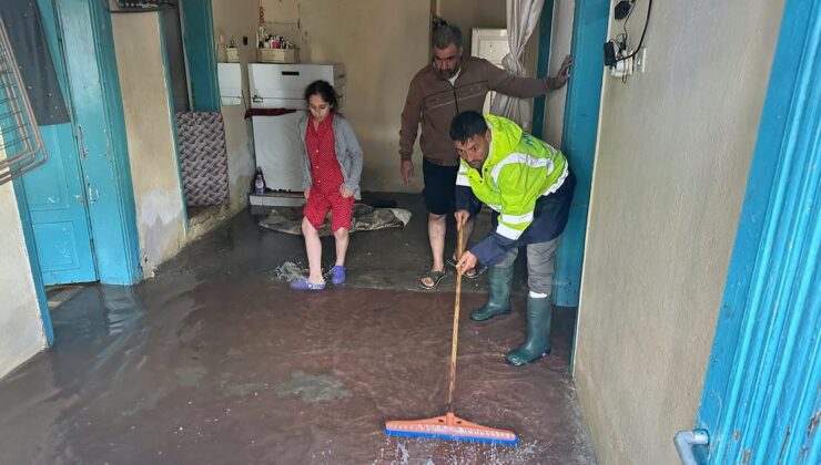 Mersin Erdemli’de etkili sağanakta ev ve iş yerlerini su bastı, araçlar arızalandı