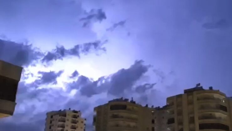 Mersin Erdemli’de gece yarısı çakan şimşekler geceyi ara ara gündüze çevirdi