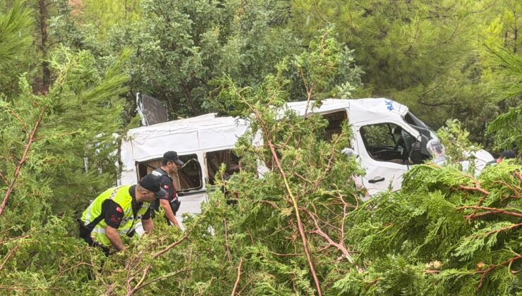 Mersin Silifke’de kontrolden çıkan minibüs bahçeye yuvarlandı, 1’i ağır 17 yaralı