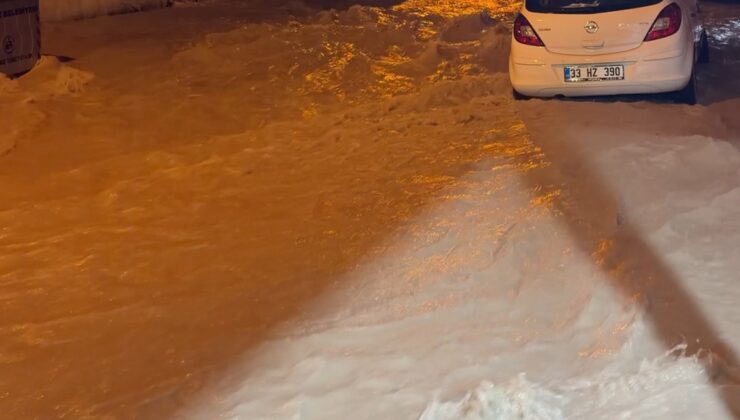 Mersin’de sağanak caddeleri dereye çevirdi! Ev ve iş yerlerini su bastı, sürücüler mahsur kaldı