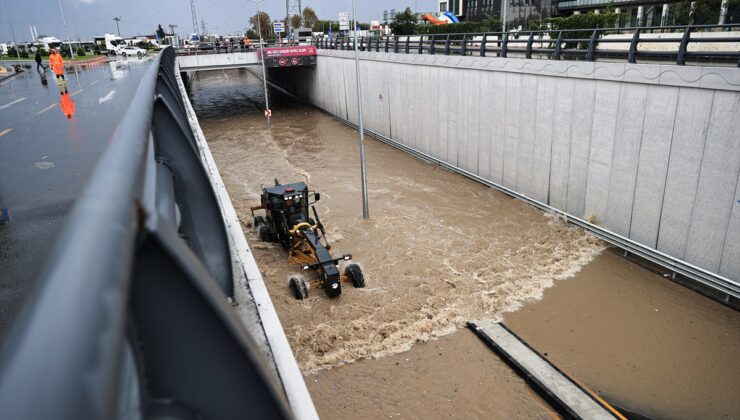 Mersin’de sağanak nedeniyle Hal Katlı Kavşağı su basınca trafiğe kapatıldı