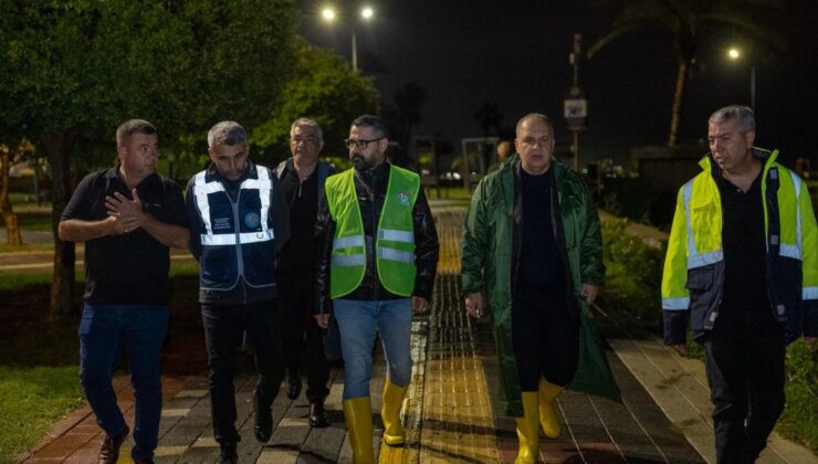 Mersin’de sağanak su taşkınlarına yol açtı, Mezitli ve Akdeniz ekipleri müdahale etti