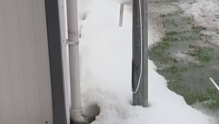 Meteorolojinin sarı kod uyarısıyla Hatay Arsuz’da dolu yağışı çevreyi beyaza bürüdü