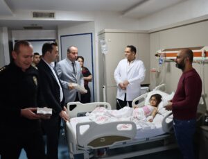 Midyat’ta protokol üyeleri hastanede tedavi gören çocuklara oyuncak hediye etti