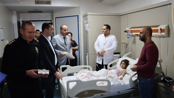 Midyat’ta protokol üyeleri hastanede tedavi gören çocuklara oyuncak hediye etti