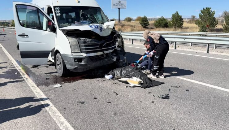 Minibüs, ters yönde emniyet şeridinde ilerleyen motosikletle çarpıştı; 1 ölü