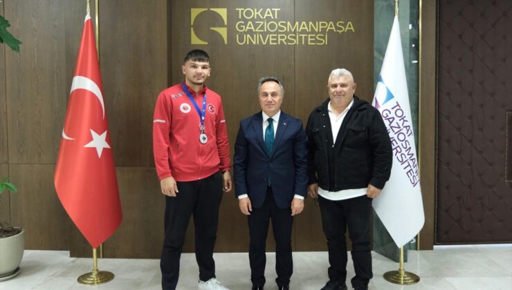 Muay Thai Dünya Şampiyonası’nda ikinci olan Polat, TOGÜ Rektörü Yılmaz’ı ziyaret etti
