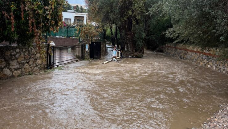 Muğla Bodrum’da sağanakta mahsur kalan hamile kadın kurtarılıp hastaneye kaldırıldı
