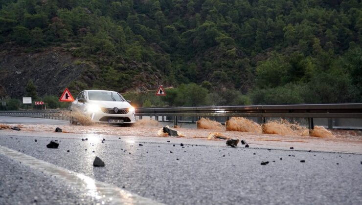 Muğla Dalaman’da sağanakta Tersakan Deresi taştı, ev ve iş yerleri su altında kaldı