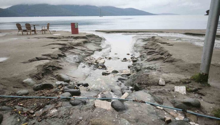 Muğla Dalaman’da yağmur suları Akkaya Sahili’nde 250 metrelik kumu denize sürükledi