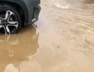 Muğla Datça’da dünden beri süren sağanak İskele Mahallesi’nde yolları su altında bıraktı