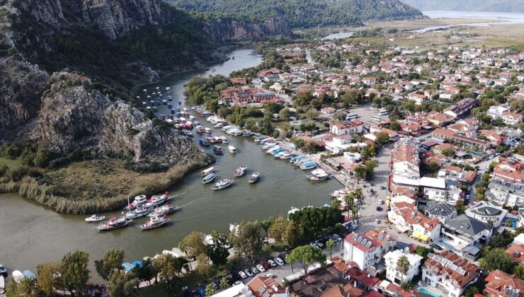 Muğla Ortaca’da 103 tekne Cumhuriyet Bayramı kortejinde Dalyan Kanalı’nda ilerledi