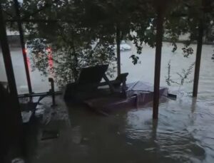 Murat Boz, Sarıyer’de su basan stüdyoda yüzlerce çalışanla mahsur kaldı