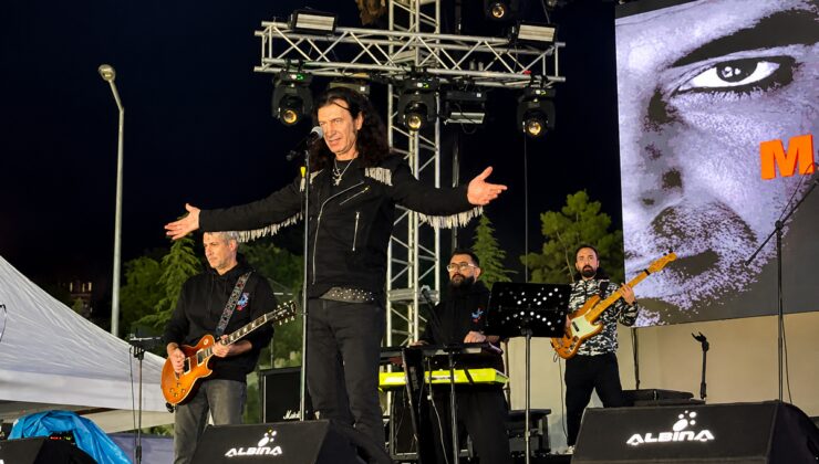 Murat Kekilli Niğde’de sahne aldı! Sevilen şarkılarını hayranlarıyla söyledi