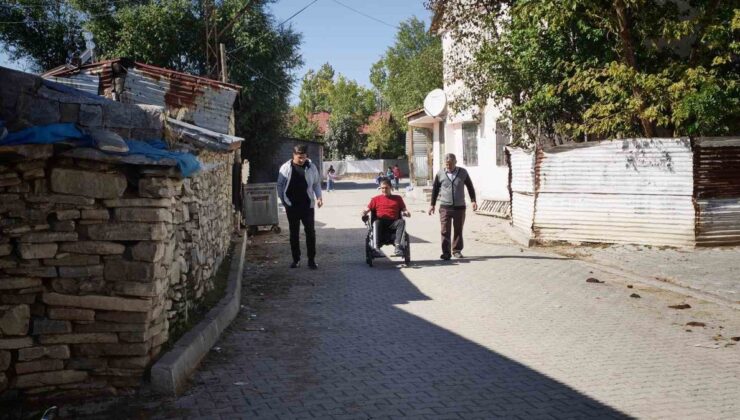 Muş Kırköy’de 20 yaşındaki gence polis desteğiyle akülü sandalye verildi