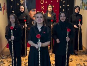 Müzik öğretmeninden tartışma yaratan 10 Kasım koreografisi