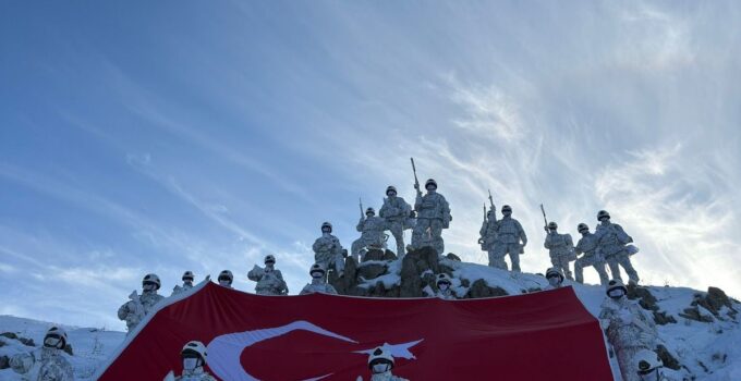 NATO Müttefik Kara Komutanlığı, Türk komandoların fotoğrafıyla 29 Ekim’i kutladı