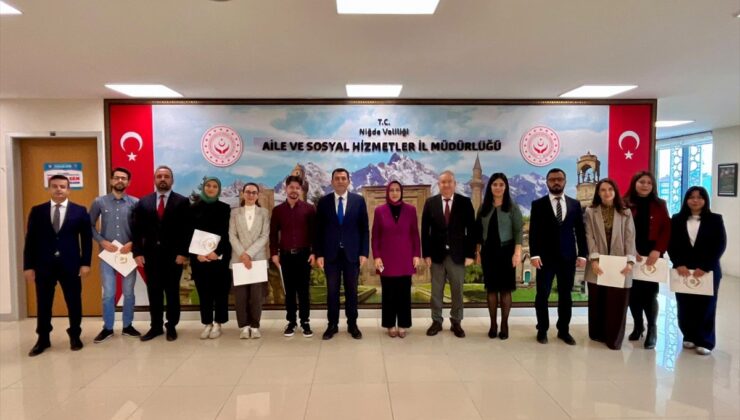 Niğde Halk Eğitim Merkezi’nin işaret dili kursunu bitirenler sertifikalarını aldı