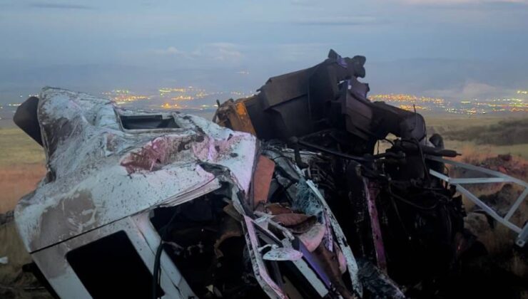 Niğde’de seyir halindeki vinç devrildi, sürücü ağır yaralandı