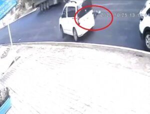 Nusaybin’de otomobil önce park halindeki araca sonra çocuğa çarptı, o anlar kamerada