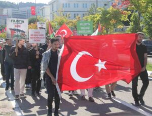 ODÜ’de öğrenciler ve STK üyeleri Filistin ve Doğu Türkistan için yürüdü