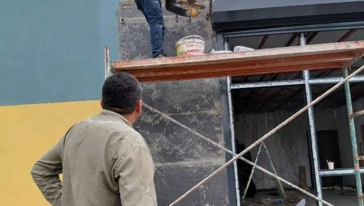 Odunpazarı MESEM Müdürü Erhan Aksu, tadilatta sıva yaparken takdir topladı