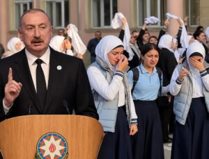 Okullarda başörtüsünü yasaklayan Aliyev’den eleştirilere yanıt