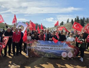 Osmaniye Sumbas’ta Cumhuriyet’in 103. yılı için fidan dikilip yürüyüş yapıldı