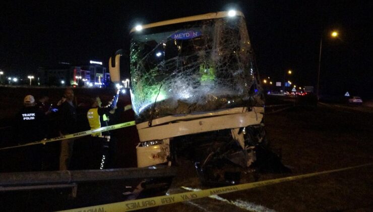Otobüs ile çarpışan hafif ticari araçtaki karı-koca öldü: 3 yaralı