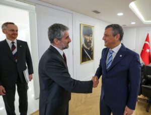 Özgür Özel, TÜSİAD Başkanı Ozan Diren ve Barış Urhan’ı genel merkezde kabul etti