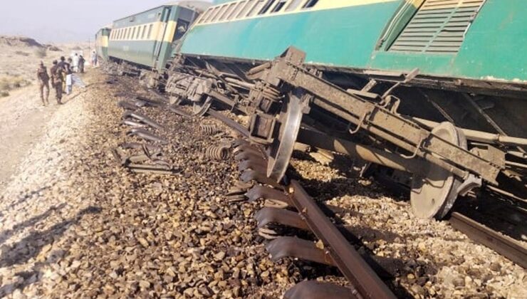 Pakistan’da Multan’da yolcu treni raydan çıktı, 5 kişi öldü, 30’dan fazla yaralı var