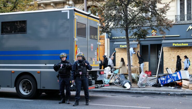Paris’te protestolarda mağazalar zarar gördü, Macron yasal işlem yapılacağını söyledi