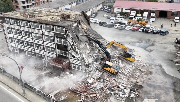Rize İl Özel İdaresi’nin Engindere’deki riskli A Blok binasında yıkım başladı