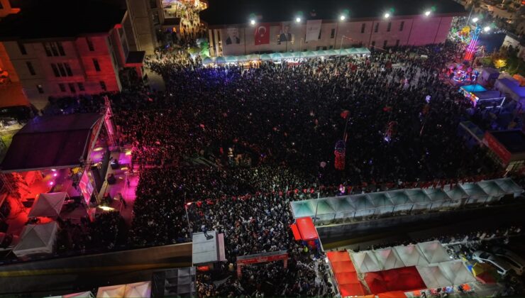 Sagopa Kajmer, Niğde 6. Gastronomi Festivali’nde sahne alıp şarkılarını söyledi
