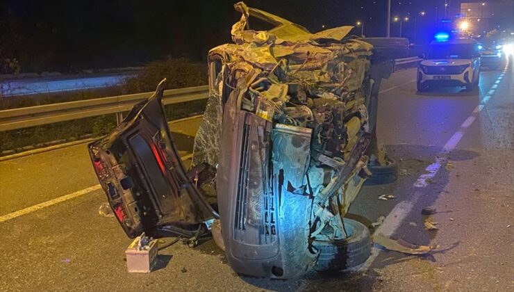 Sakarya Adapazarı’da refüje çarpıp devrilen hafif ticari aracın sürücüsü öldü