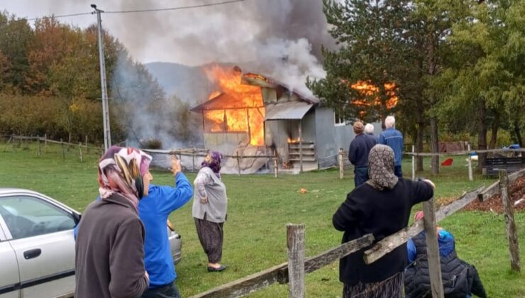 Sakarya Akyazı’da Cemil B.’nin evi yangında yıkıldı, nedenini jandarma araştırıyor
