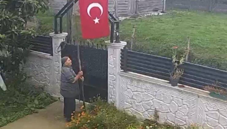 Sakarya Karasu’da yaşlı adam 29 Ekim sabahı bahçe kapısının önüne Türk bayrağı dikti