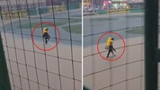 Öğretmen gibi öğretmen! Selde mahsur kalan öğrencileri sırtında taşıdı