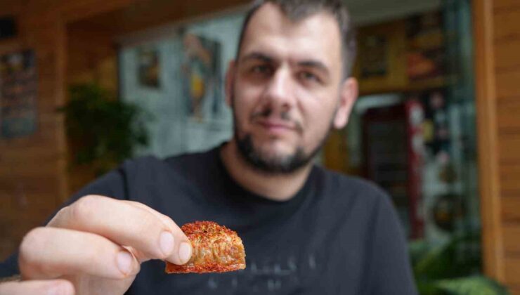 Samsun’da Caner Özsercan, 10 yıldır tatlı ve çay dahil her şeye pul biber katıyor