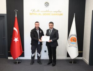 Samsun’da çocuğu tramvaydan kurtaran güvenlik görevlisine ikramiye verildi