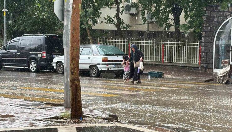 Şanlıurfa Siverek’te aniden bastıran sağanak günlük yaşamı olumsuz etkiledi