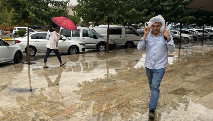 Şanlıurfa’da sağanak, yollarda su birikintisi oluşturdu, vatandaşlar zor anlar yaşadı