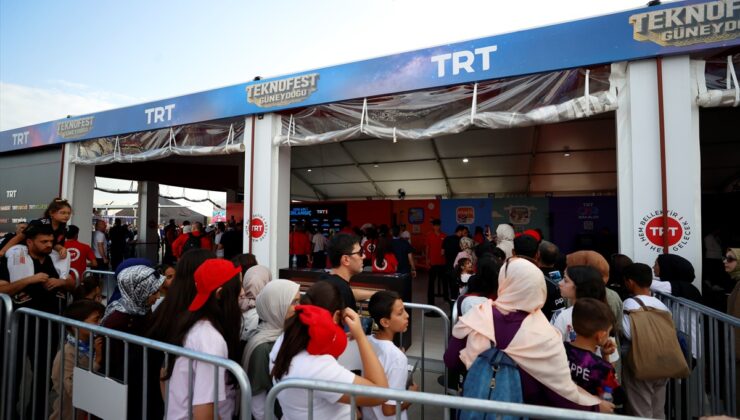 Şanlıurfa’daki TEKNOFEST’te Kod Adı Kırlangıç oyuncuları vatandaşlarla buluştu