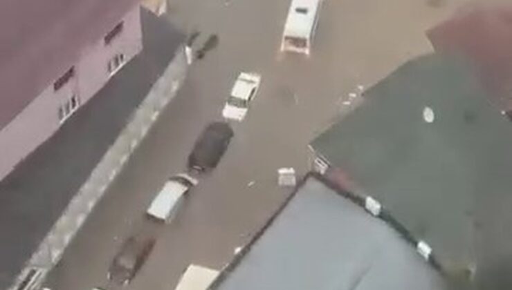 Sarıyer Ayazağa’da şiddetli sağanakta onlarca araç sular altında kaldı
