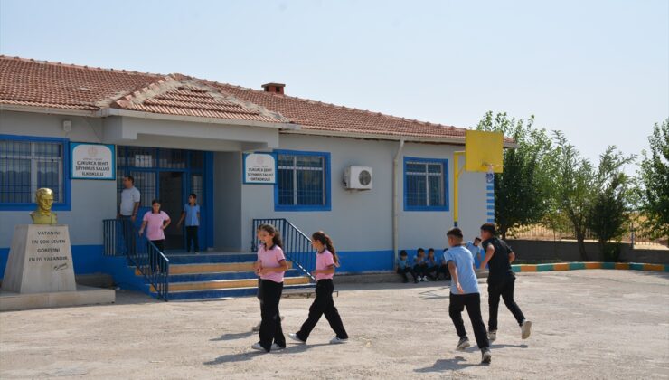 Silopi’de öğretmenler köy okulunun dış cephesini boyadı