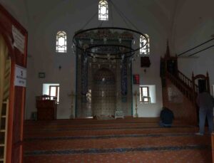 Simav’daki Nasuhağa Camii, 1789’dan günümüze taş işçiliğiyle ulaştı
