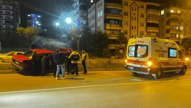 Sinop Boyabat’ta otomobil refüjdeki ağaca çarptı, araçtaki 1 kişi yaralandı