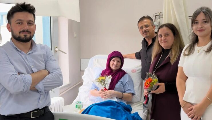 Sinop Türkeli’de hastalar Hasta Hakları Günü’nde çiçekle ziyaret edildi